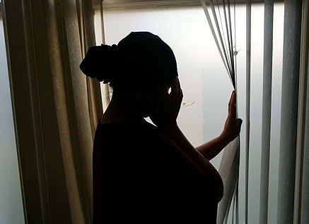 “Userò queste forbici su di te e farò un video”: le minacce shock di un figlio alla madre