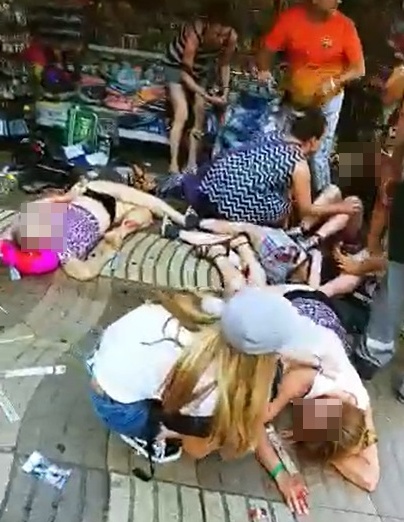 Furgone sulla folla a Barcellona, si teme siano coinvolti altri italiani – Guarda il VIDEO (ATTENZIONE: IMMAGINI FORTI, NON ADATTE A UN PUBBLICO IMPRESSIONABILE)
