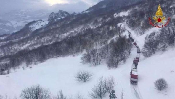 Gran Sasso, slavina sull’hotel Rigopiano: trovate vive sei persone
