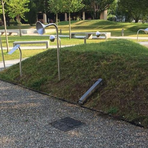 I vandali distruggono la piazza appena inaugurata