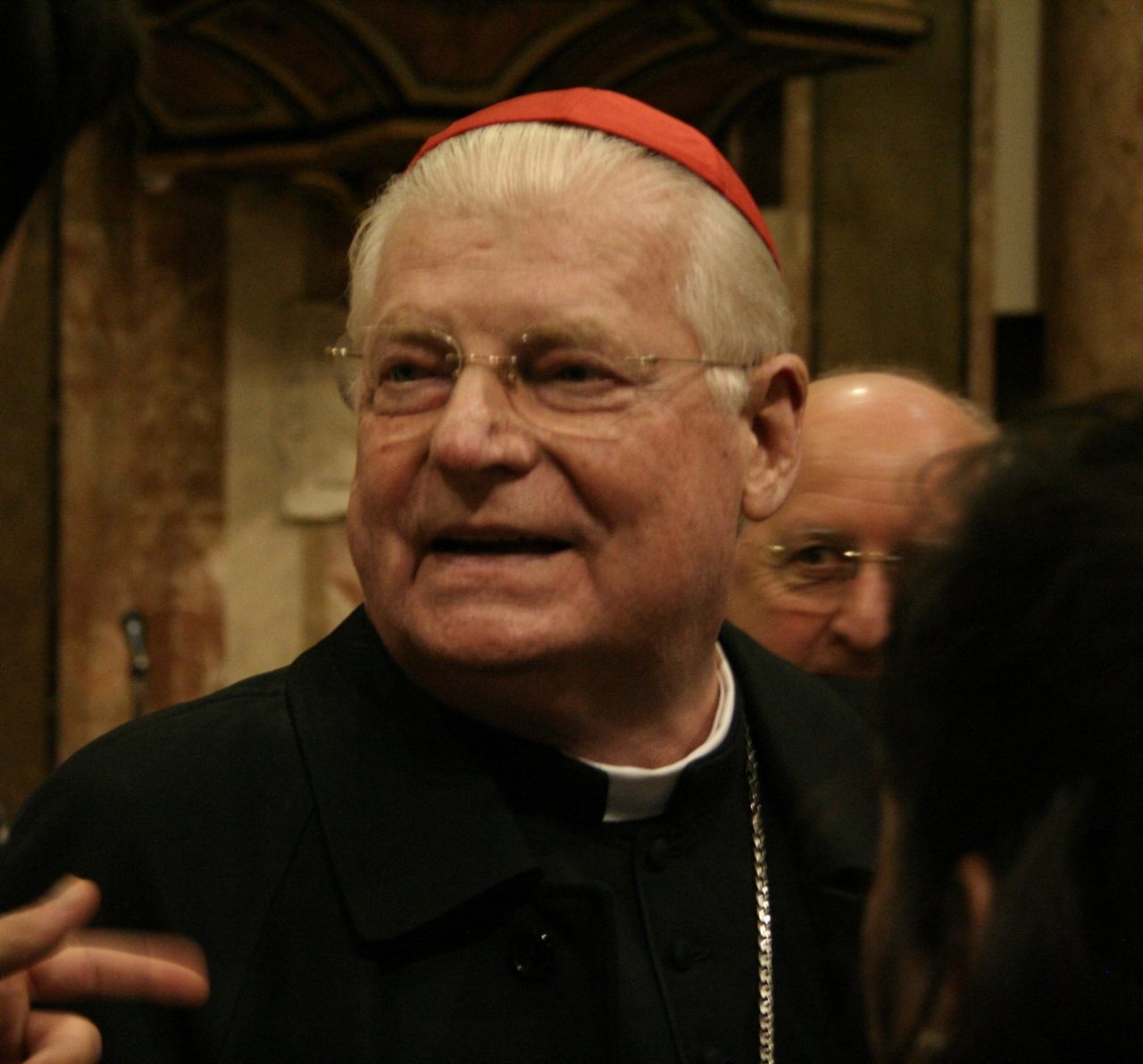 Il cardinale Scola benedice Parabiago e parla anche di migranti: “Una delle prove che la Provvidenza ha messo sulla strada di noi europei”