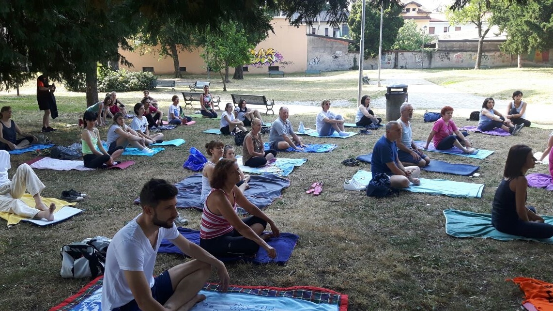 Il saluto al sole a Parabiago: in tanti hanno srotolato il tappetino nel Parco di Villa Corvini