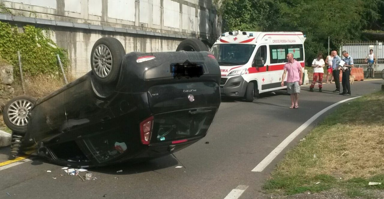 Lainate, perde il controllo della sua auto: 26enne si ribalta con la sua macchina