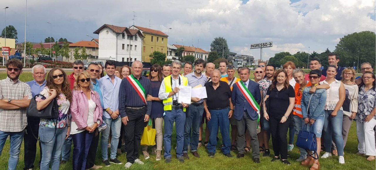 Lainate, sit-in alla “rotonda maledetta”. Sindaci e cittadini chiedono un intervento definitivo