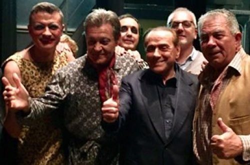 Legnano, “I Legnanesi” ad Arcore: in prima fila c’è Silvio Berlusconi