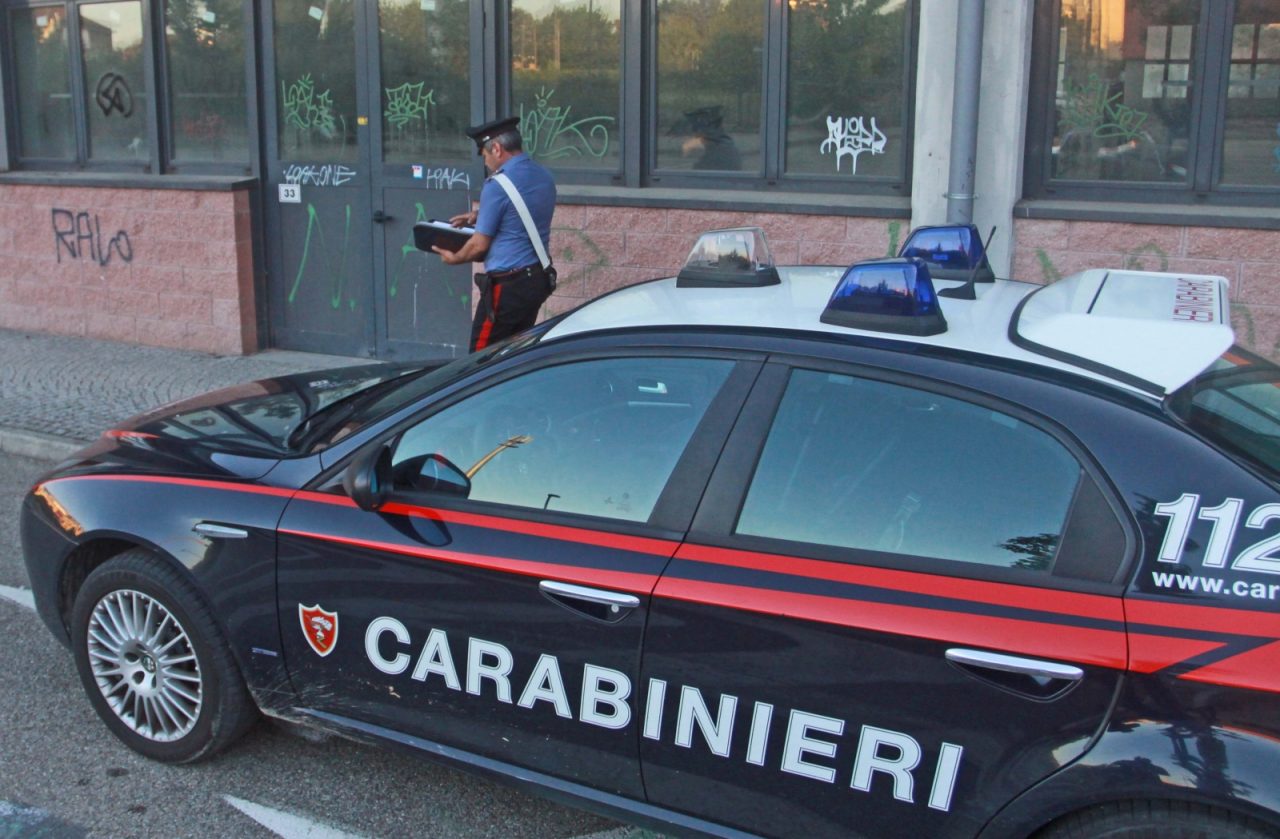 Legnano, Punta pistola giocattolo per rapinarla: 58enne la mette in fuga