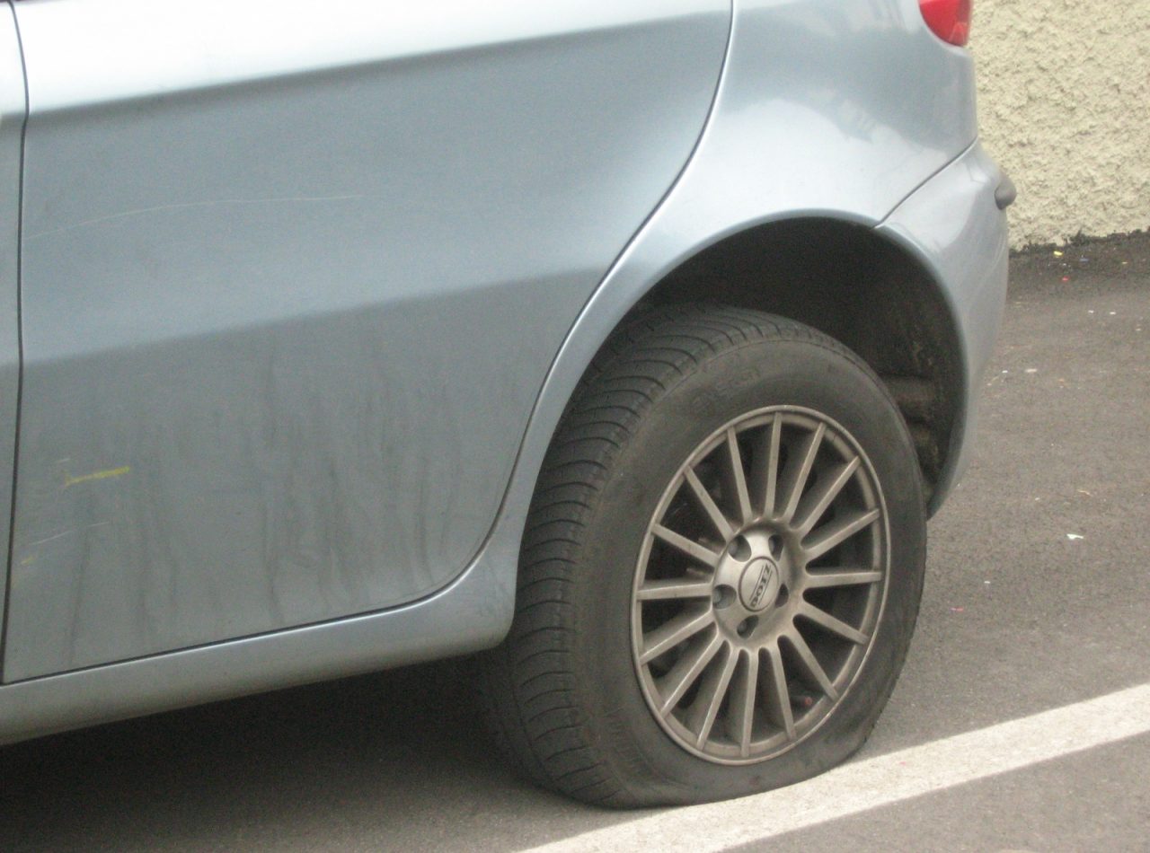 Legnano, Vandali in azione: bucate 12 ruote in via Rosmini