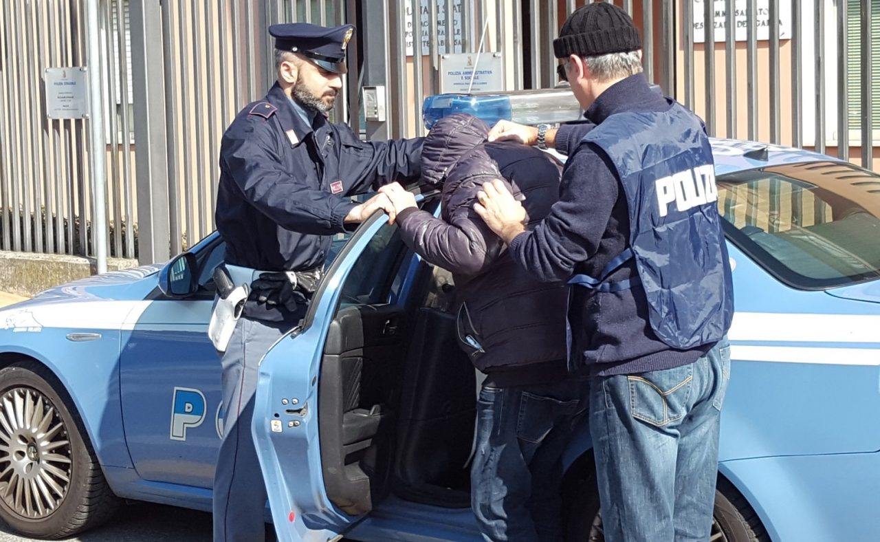 Legnano, aggredisce la sua ex e la rapina del telefonino
