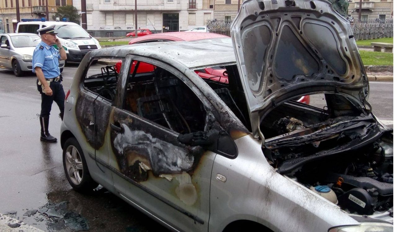 Legnano, auto s’incendia in Piazza Monumento: madre e figlio salvi appena in tempo