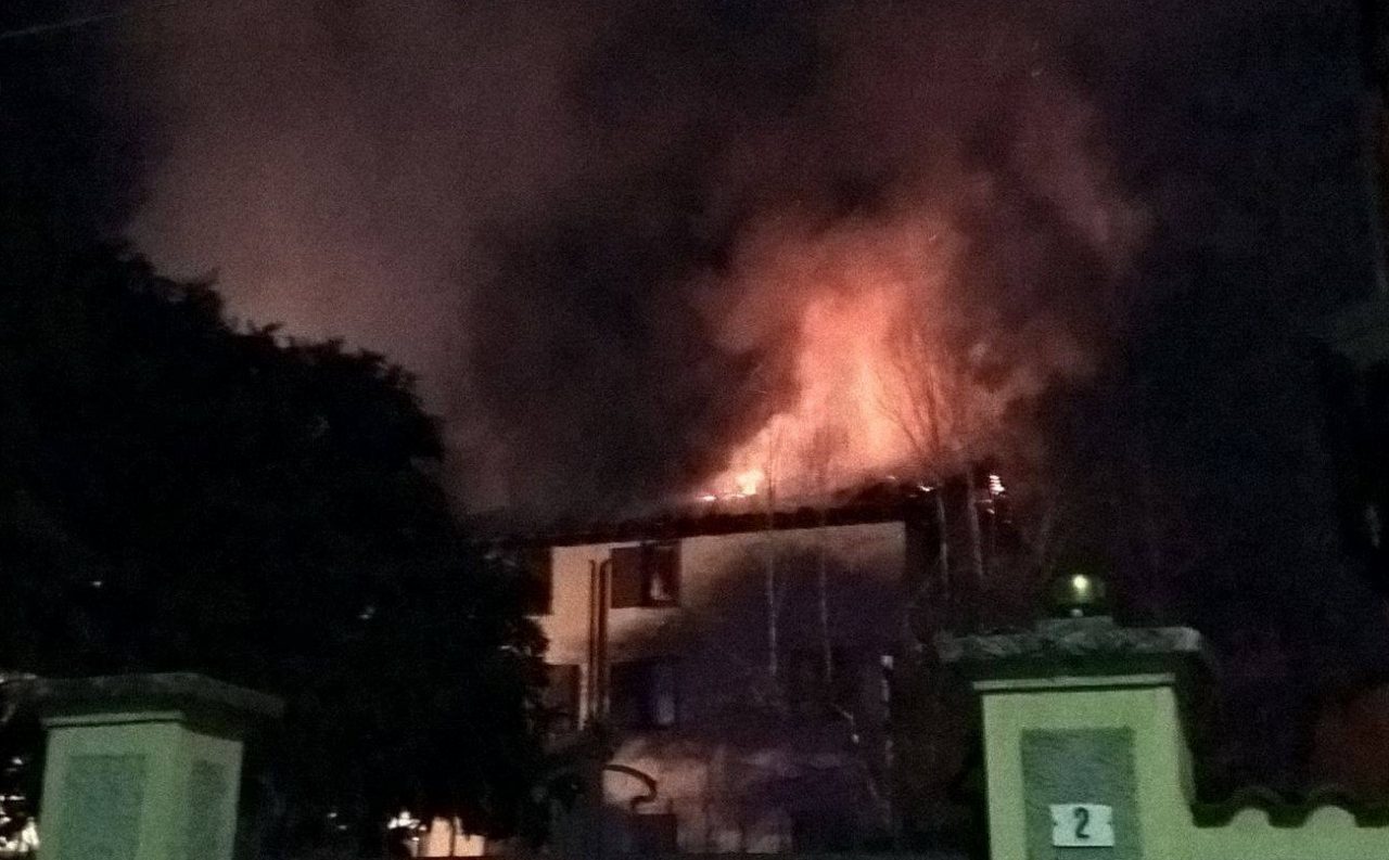 Legnano; brucia un palazzo, notte di paura in via Mentana