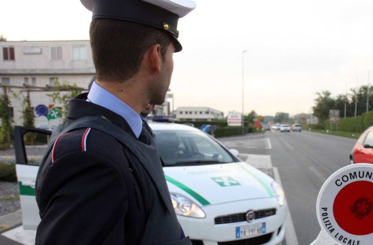 Legnano, camionista fermato si finge rumeno per non essere espulso: ma era ucraino