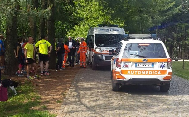 Legnano, colto da arresto cardiaco al parco, salvato da un passante