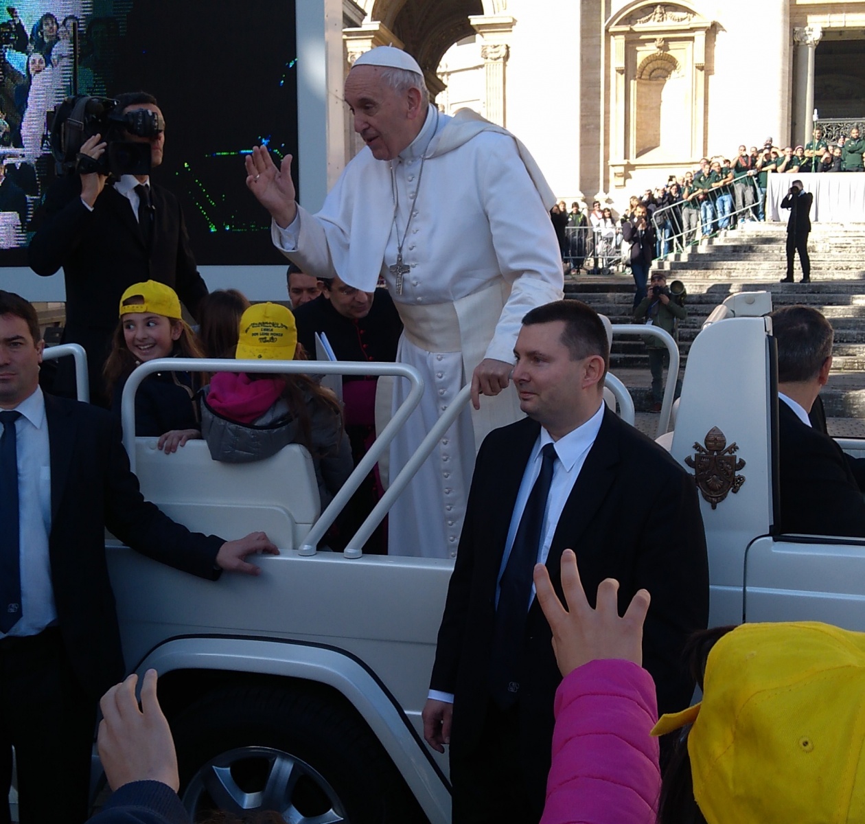 Legnano, i bimbi della scuola Arca sulla Papamobile