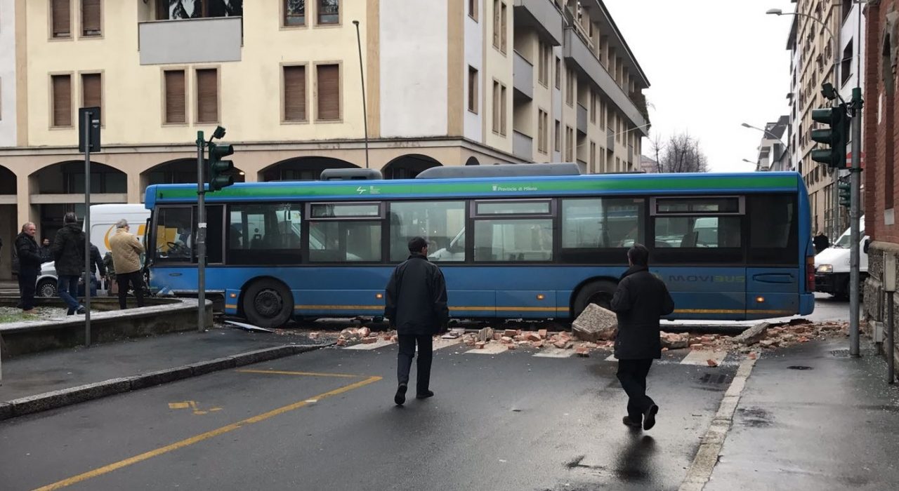 Legnano: l’autista ha un malore, il pullman sbanda e distrugge due semafori