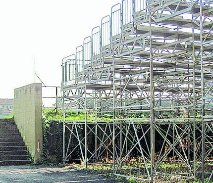 Legnano, lo stadio diventa lilla. Ma Comune e Palio lo fanno ridipingere