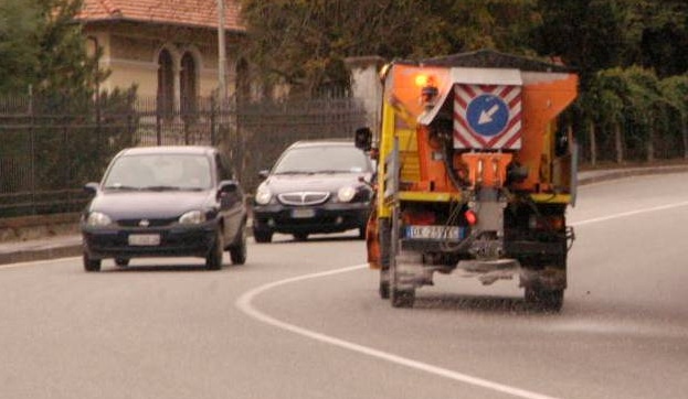 Legnano, neve in vista: in azione gli spargisale