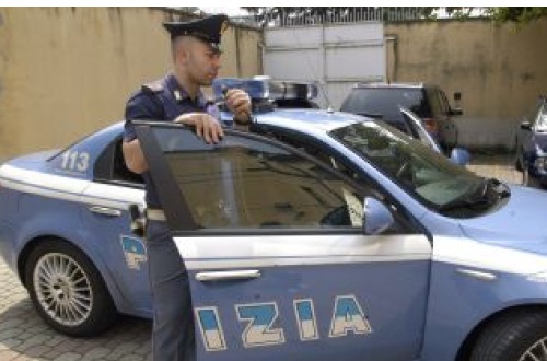 Legnano, picchiata fuori da scuola per  rubarle l’Iphone.