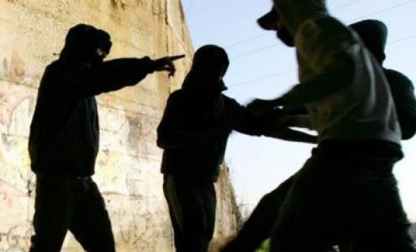 Altra rissa in centro, botte tra due bande di ragazzi