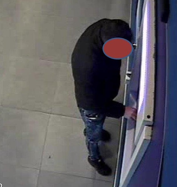 Legnano: rubava i soldi dal bancomat del padre. “Devo darli agli estorsori albanesi”. Invece spendeva tutto in weekend di divertimento