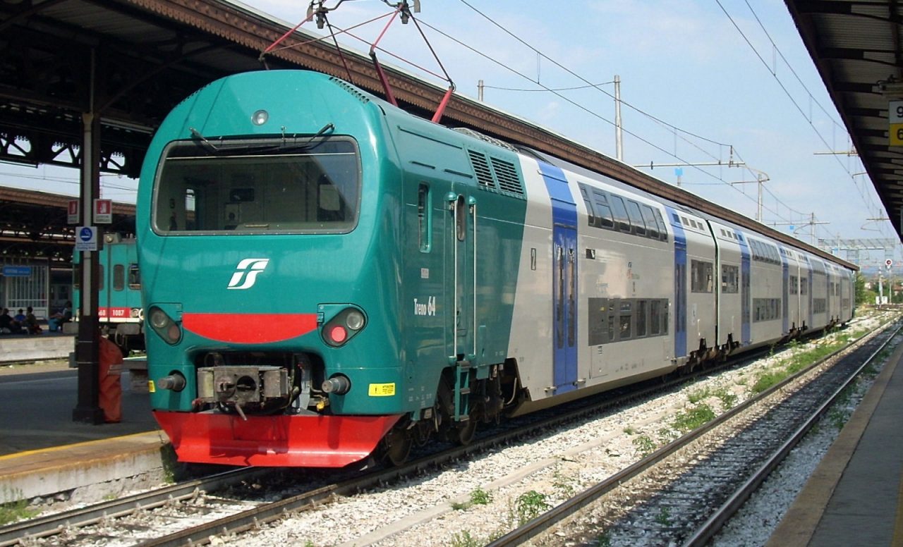 Legnano, sgrida un passeggero sdraiato su due posti: pendolare insultato e minacciato