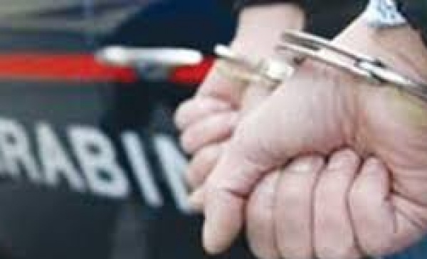 Rubati liquori e prodotti cosmetici per un valore di 310 euro: in manette la banda di ladri