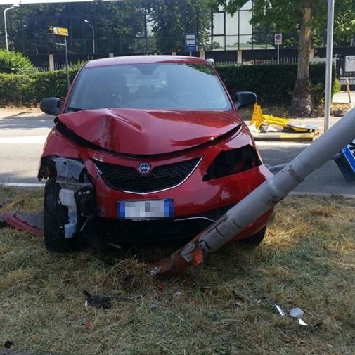 Legnano, troppo caldo: colpita da malore in auto finisce contro un lampione