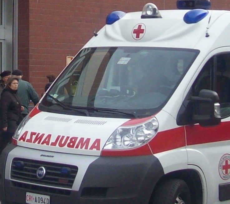 Litigano per futili motivi, arriva l’ambulanza