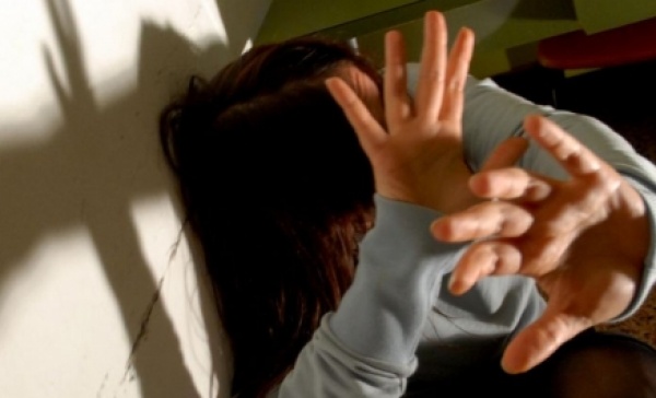 Picchiata dal marito tunisino davanti alla figlia di un anno