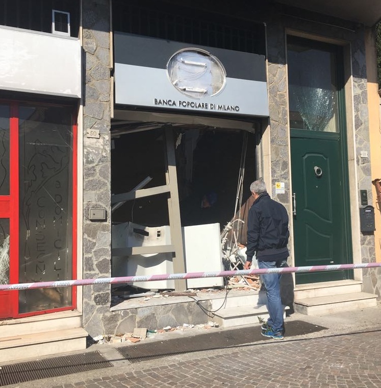 Marcallo, fanno saltare il bancomat: danneggiate anche le auto in sosta
