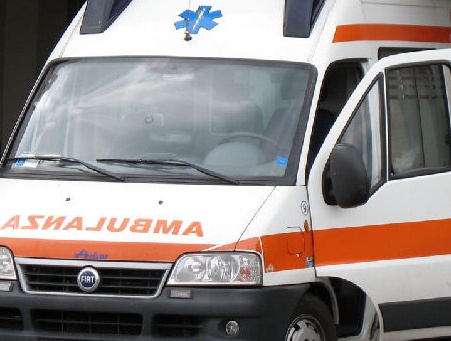 Scontro tra un’auto ed un filobus, diverse persone in ospedale