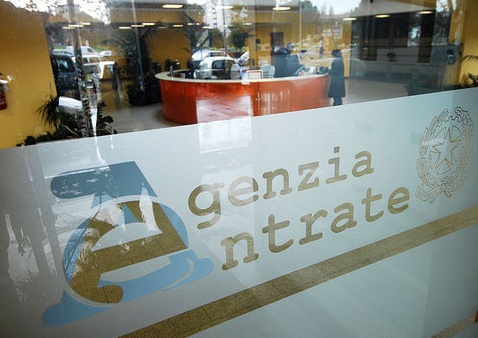 Milano, Tangenti all’Agenzia delle Entrate. Ex dirigente condannato sparisce nel nulla