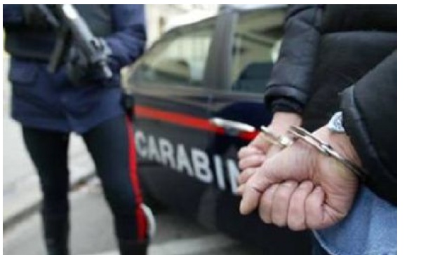Minaccia di uccidere la moglie con l’accetta: arrestato