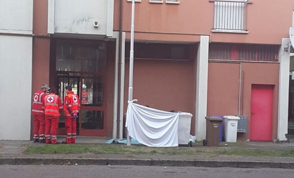 Nerviano, Cade dal quinto piano: muore 58enne