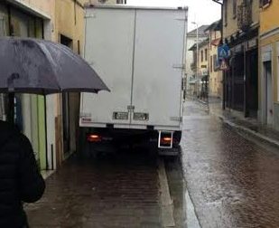 Nerviano: Sindaco "multa" camion in divieto di sosta