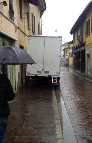 Nerviano: Sindaco “multa” camion in divieto di sosta