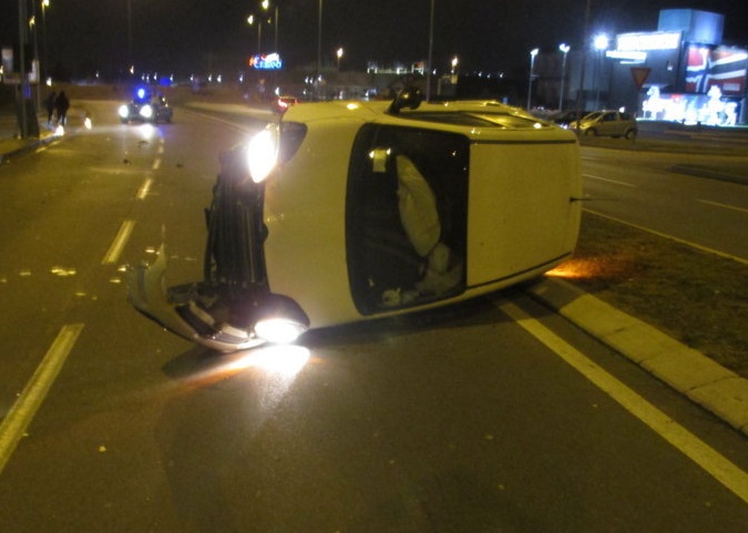 Nerviano, auto si ribalta sul Sempione