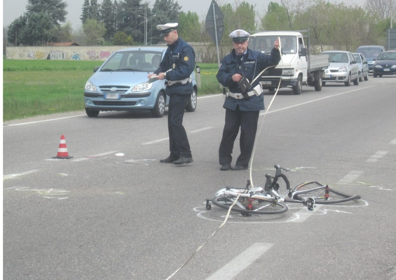 Nerviano, donna in auto investe un 13enne e scappa: è caccia alla pirata della strada
