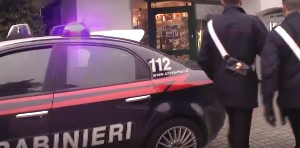 Nerviano, rapina con pistola al Carrefour: fuga con 200 euro