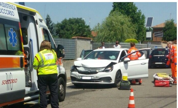Nerviano, scontro tra un pick up ed un’automobile