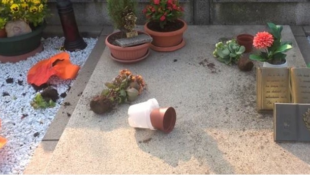 Nerviano, scempio al cimitero: vandalizzate sei tombe