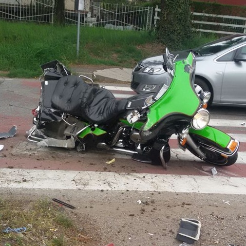 Nerviano, violento scontro all’incrocio: motociclista in ospedale