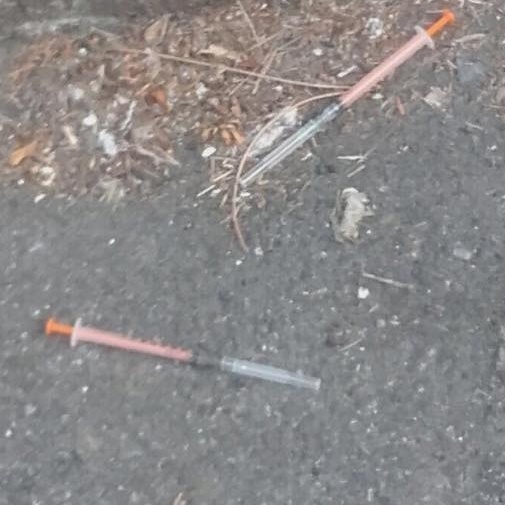 Parabiago, due siringhe a pochi passi dal centro cittadino. A trovarle è stata una mamma