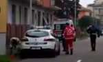 Parabiago, Fa la cacca vicino all'auto dei vigili e poi si spoglia