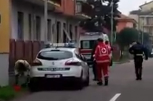 Parabiago, Fa la cacca vicino all’auto dei vigili e poi si spoglia