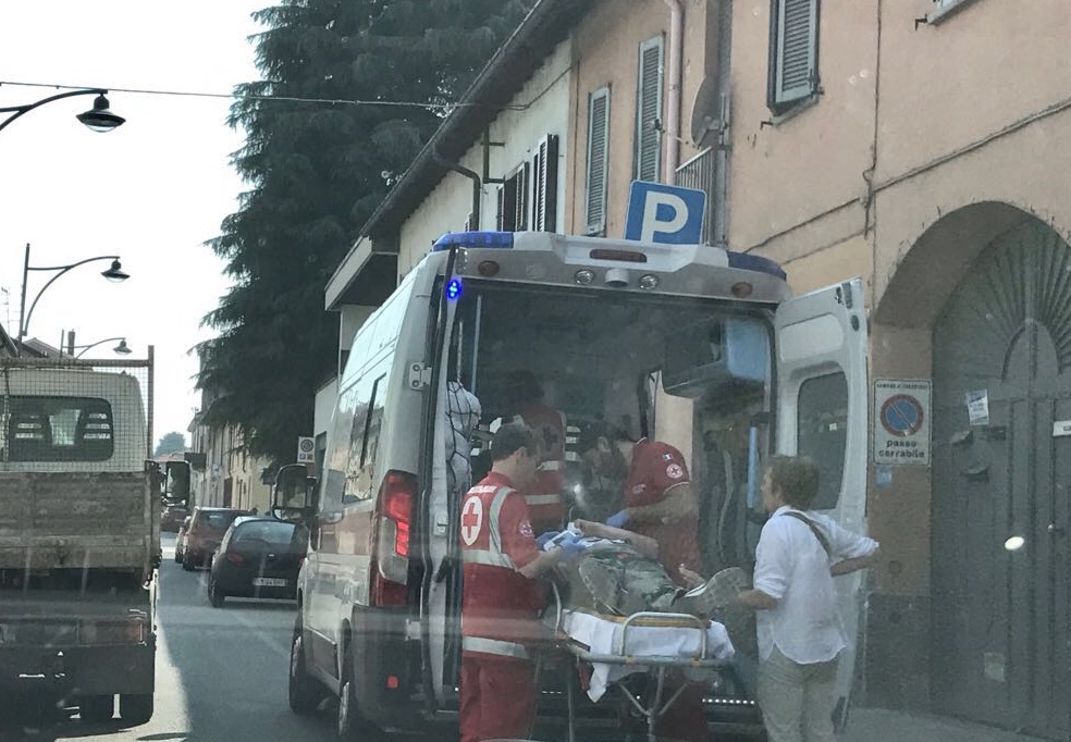 Parabiago, Investito dalla moglie: 70enne fuori pericolo