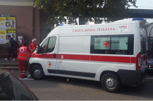 Parabiago, donna di circa 40 anni finisce sotto il treno