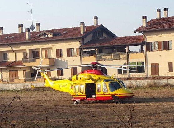 Parabiago, uomo colpito da malore. Arriva l’elisoccorso, automobilisti col naso all’insù