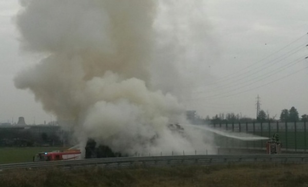 Paura a Passirana per un grosso incendio