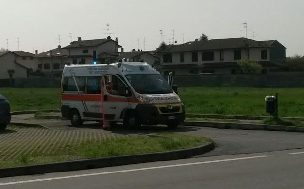 Pensionato cade dalla scala mentre sistema il giardino