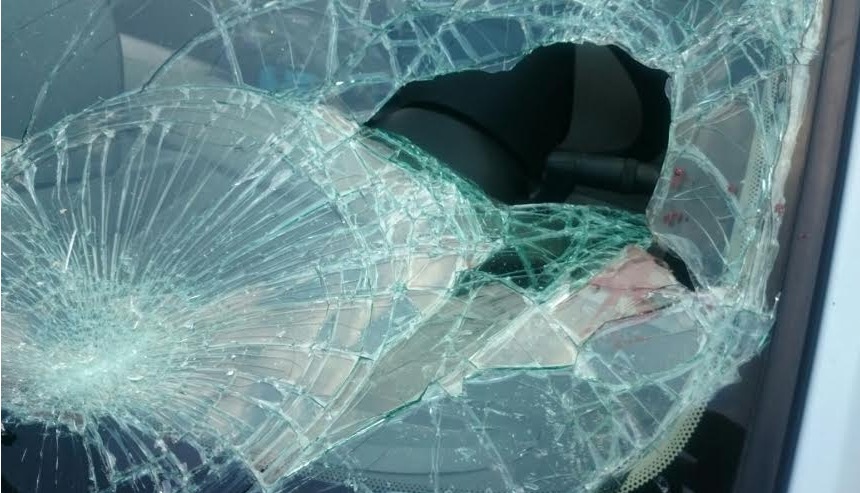 Pero, prende a mattonate le auto e aggredisce un poliziotto: arrestato